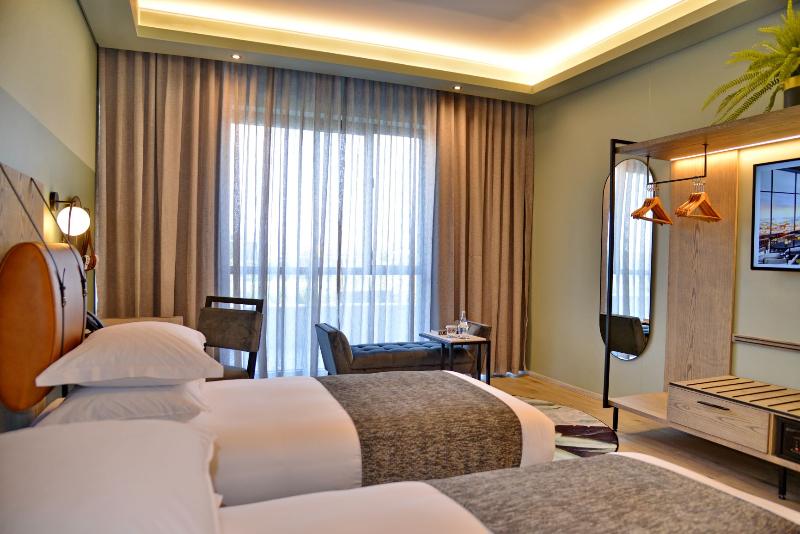 Courtyard Hotel Waterfall City 4*