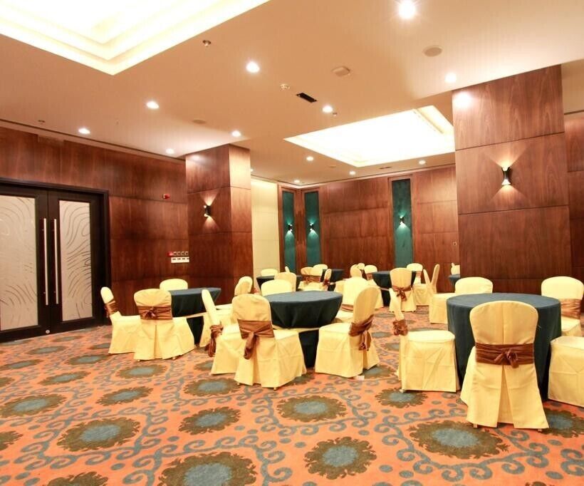 Royal Crown Hotel 4*