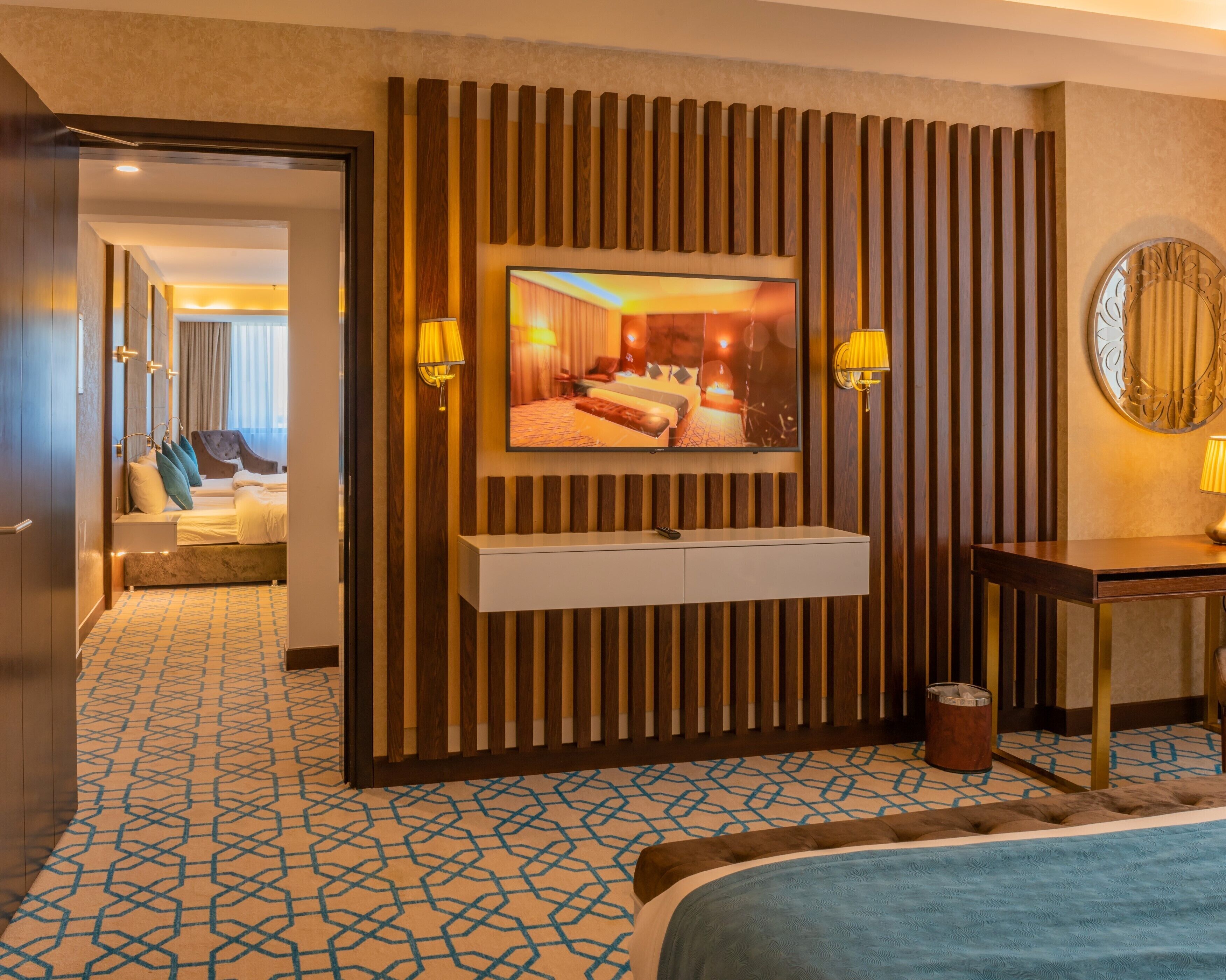 Royal Crown Hotel 4*