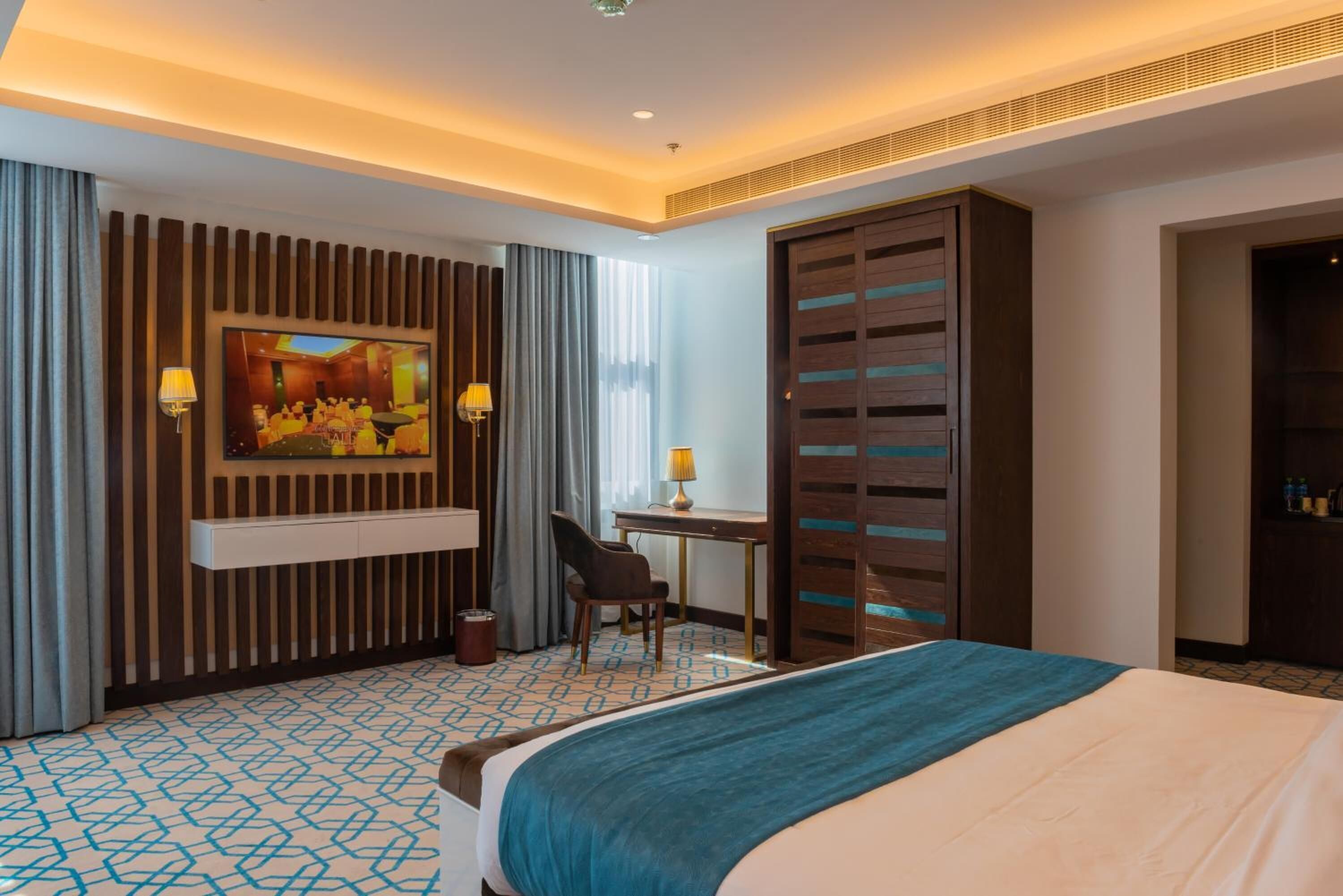 Royal Crown Hotel 4*