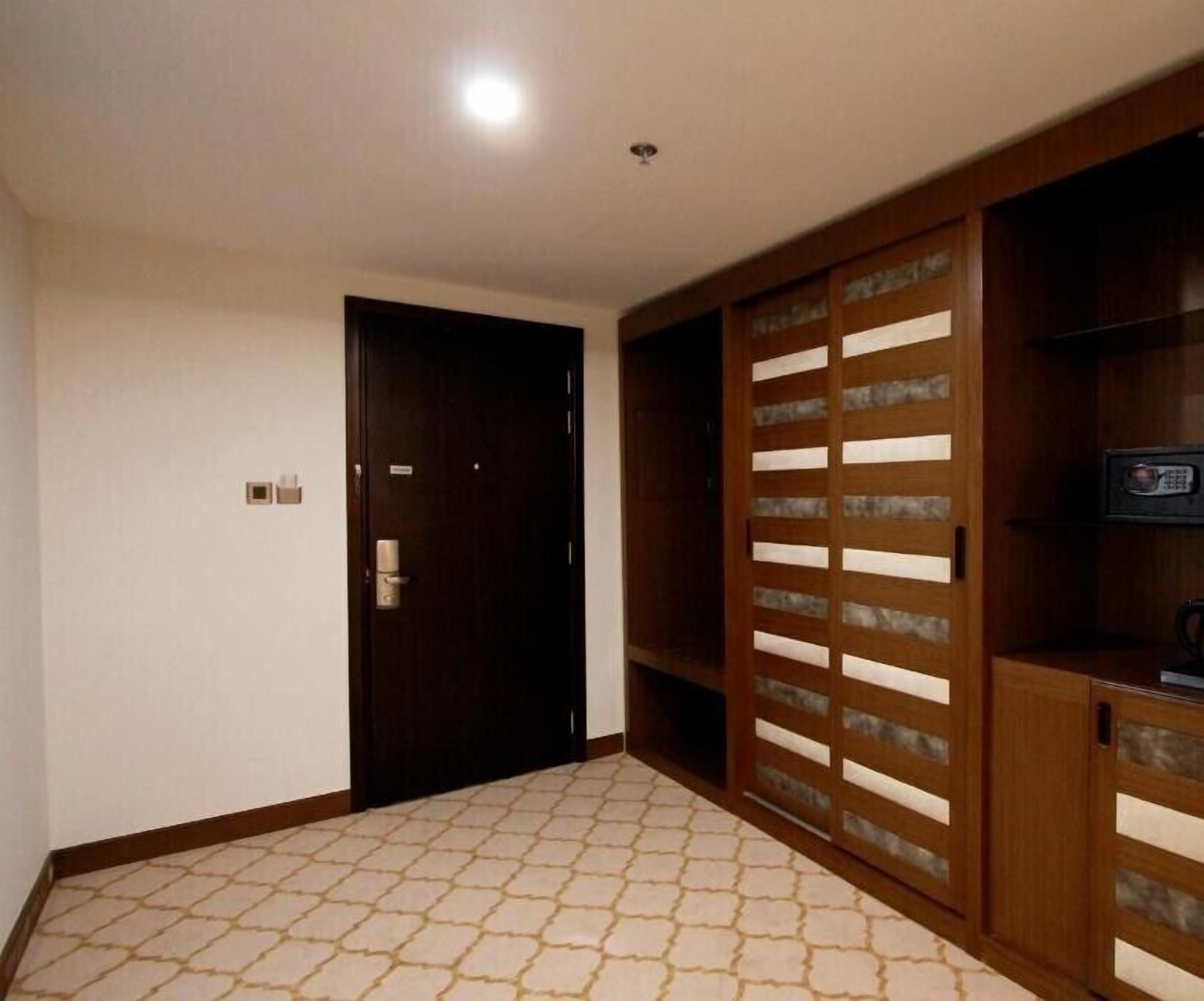 Royal Crown Hotel 4*