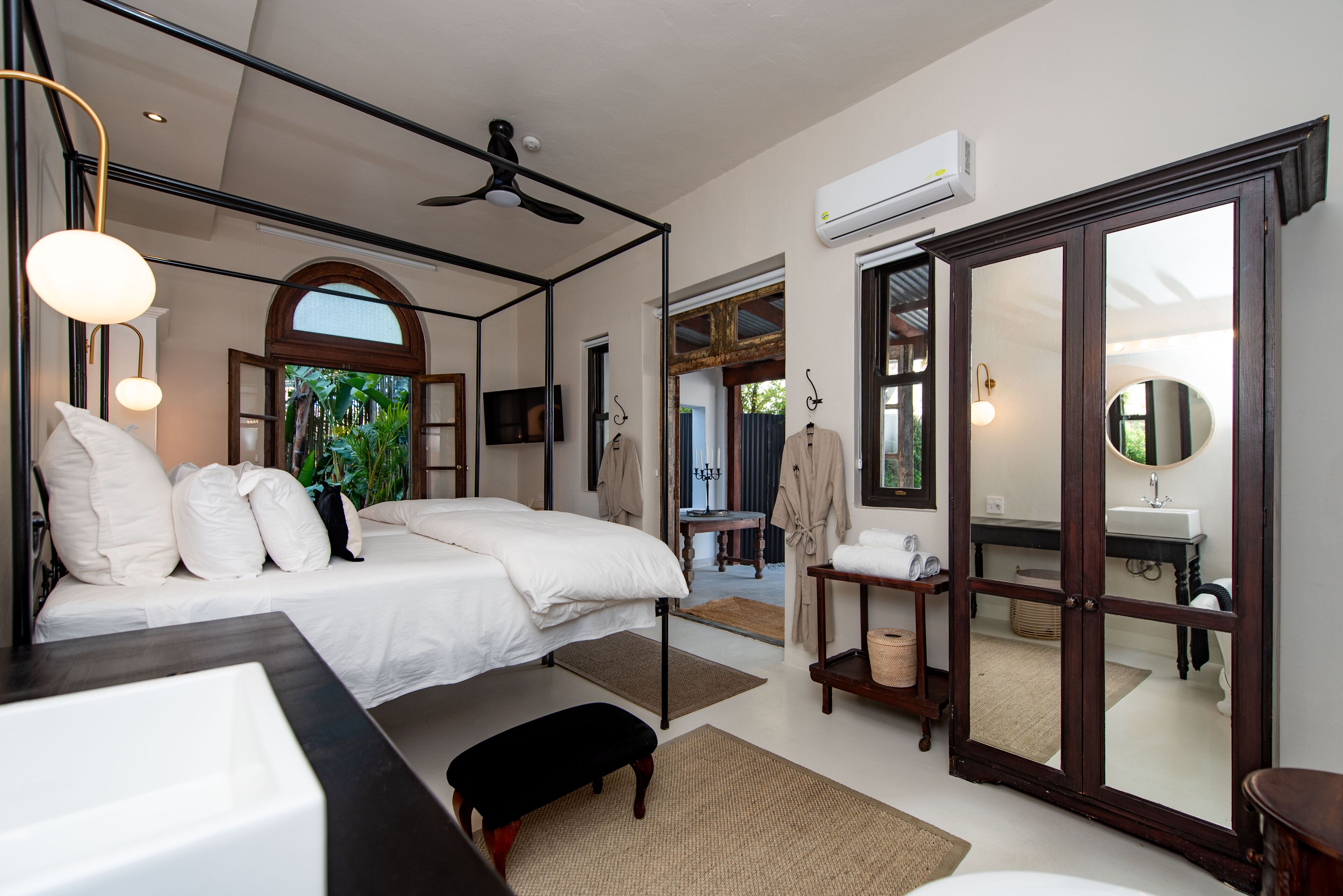 The Ivory Haus 4*