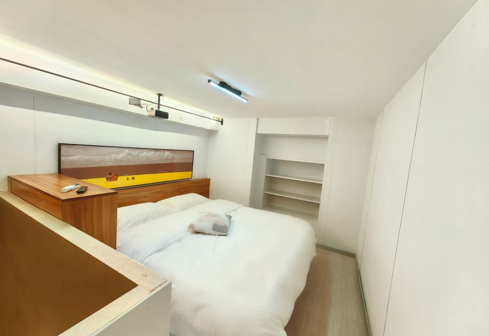 There is a loft minimalist luxury smart homestay (Hongqi Street, there is a mountain store) 2*