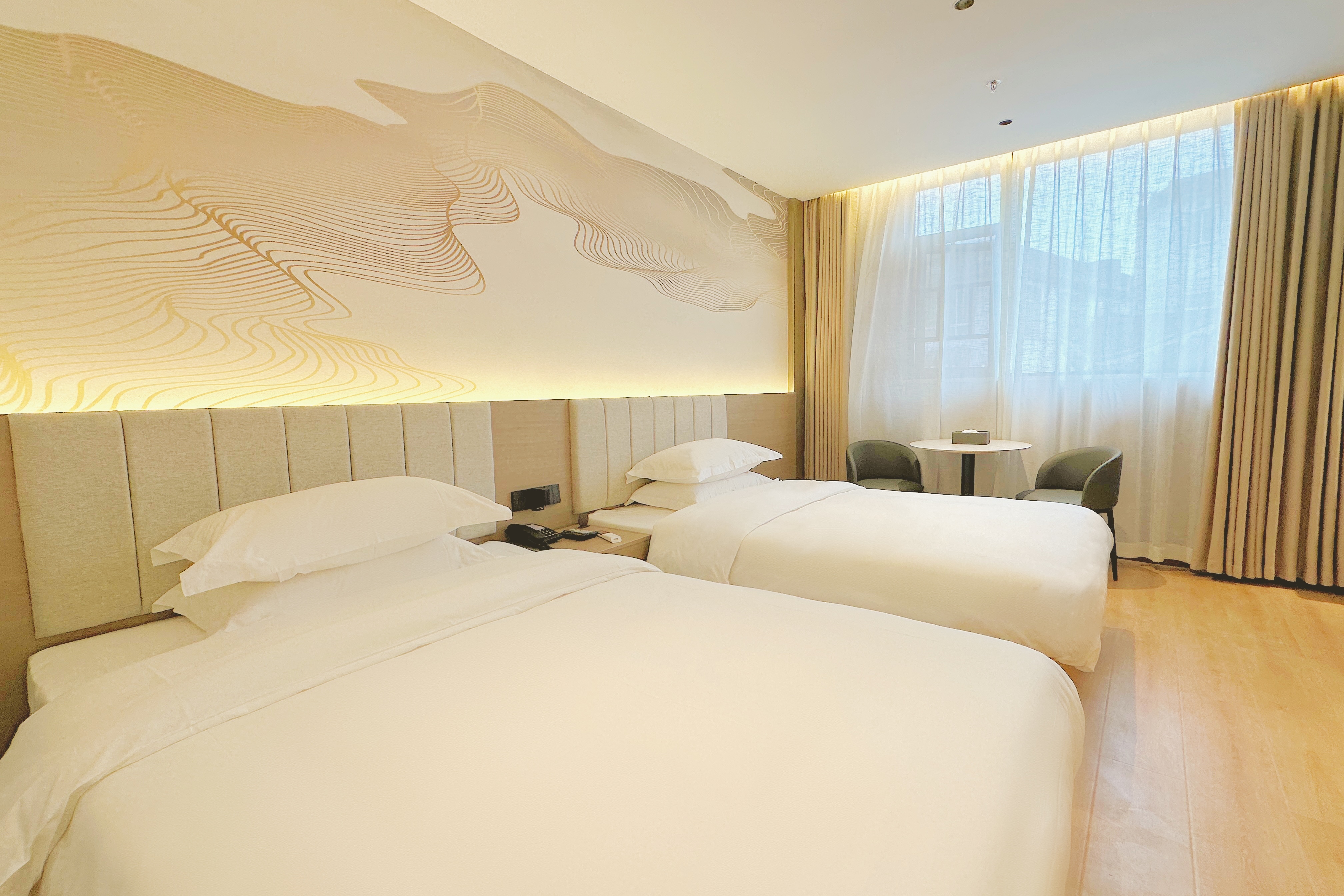 Tuke International Hotel (Fenghuang Ancient Town Tuojiang) 3*