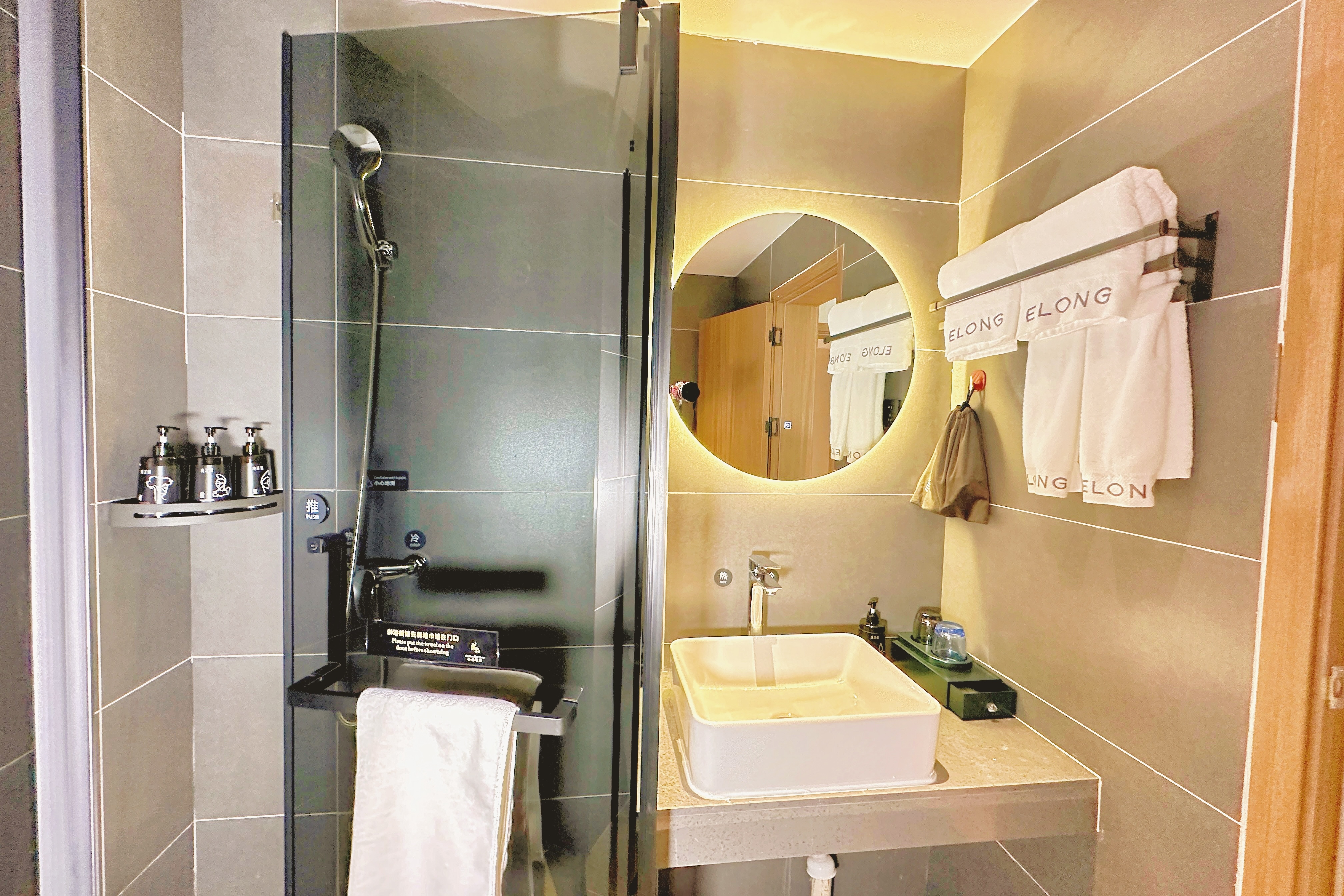 Tuke International Hotel (Fenghuang Ancient Town Tuojiang) 3*