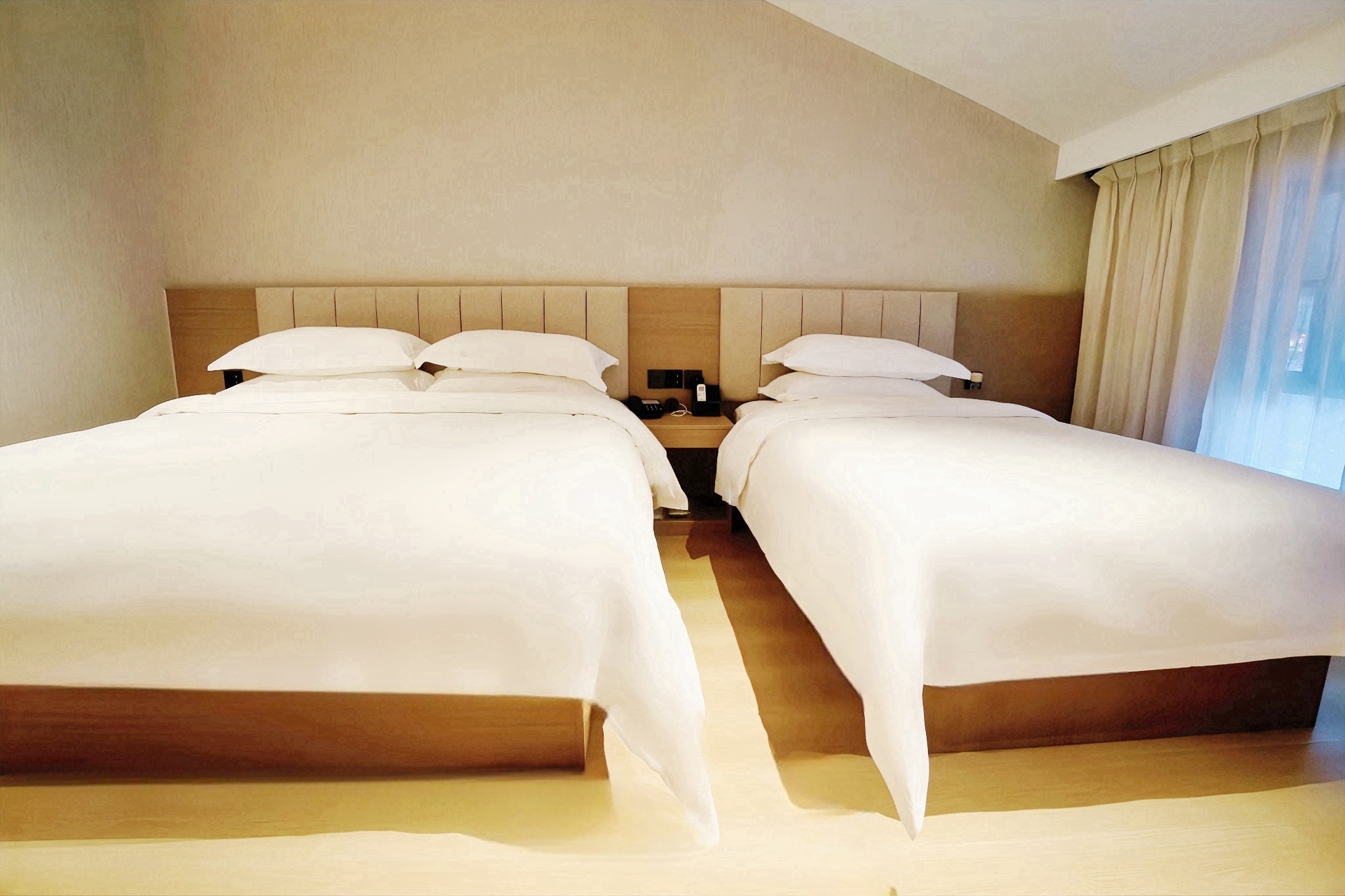 Tuke International Hotel (Fenghuang Ancient Town Tuojiang) 3*