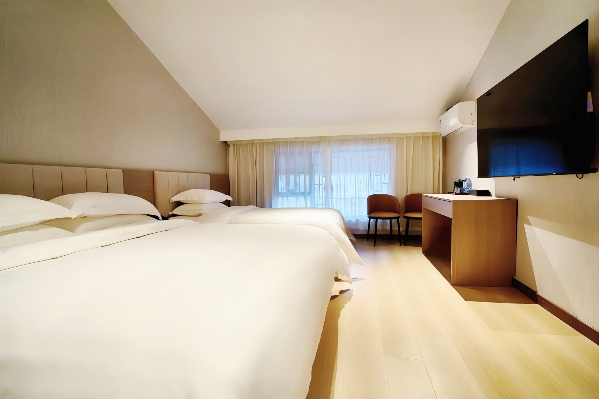 Tuke International Hotel (Fenghuang Ancient Town Tuojiang) 3*