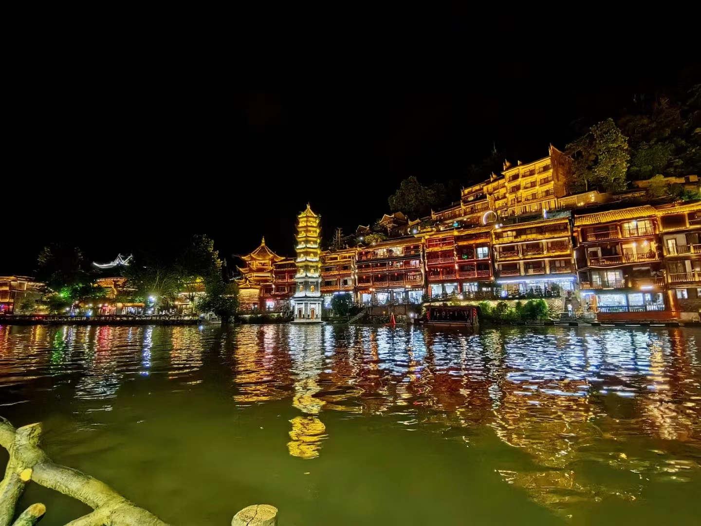 Tuke International Hotel (Fenghuang Ancient Town Tuojiang) 3*