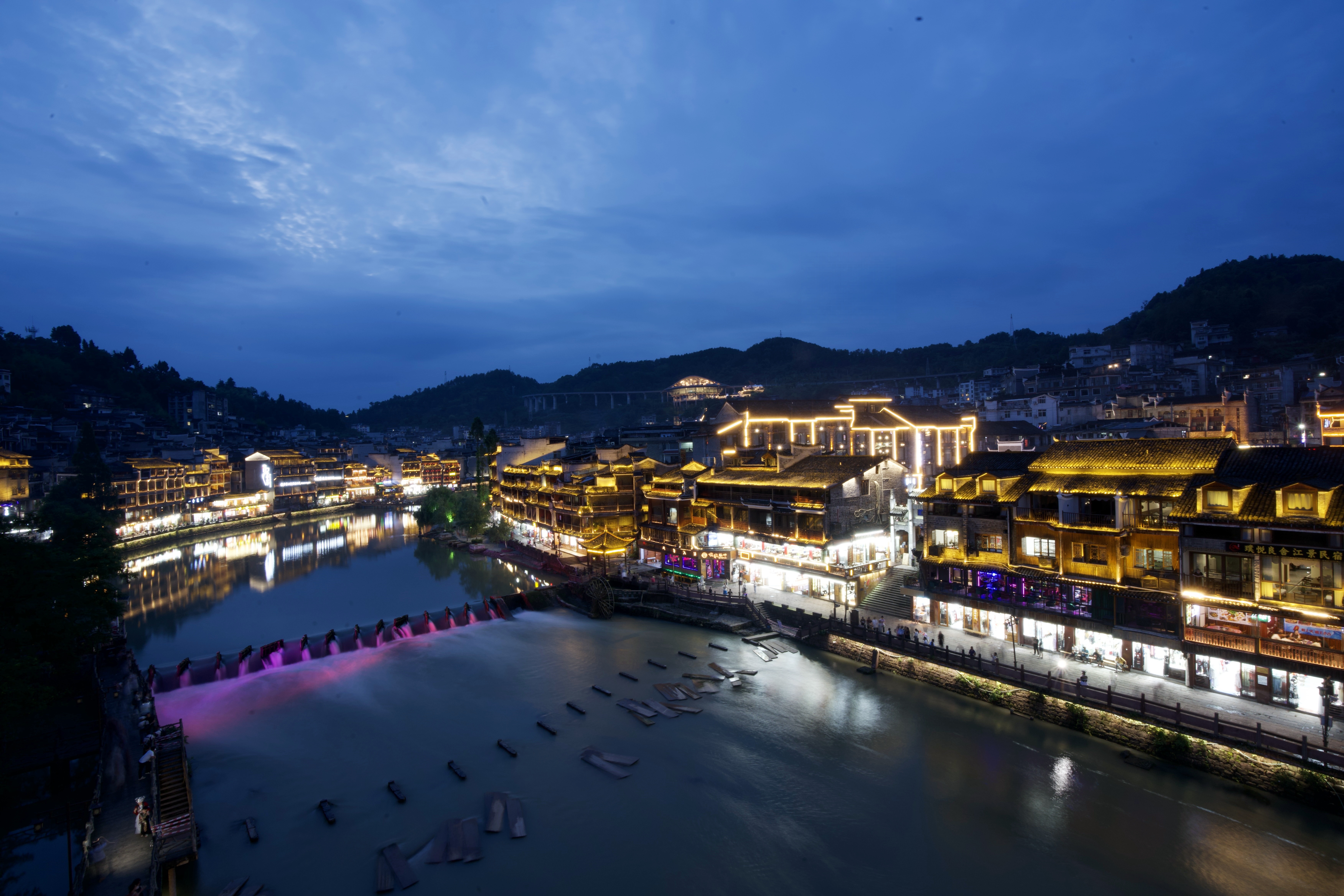 Tuke International Hotel (Fenghuang Ancient Town Tuojiang) 3*