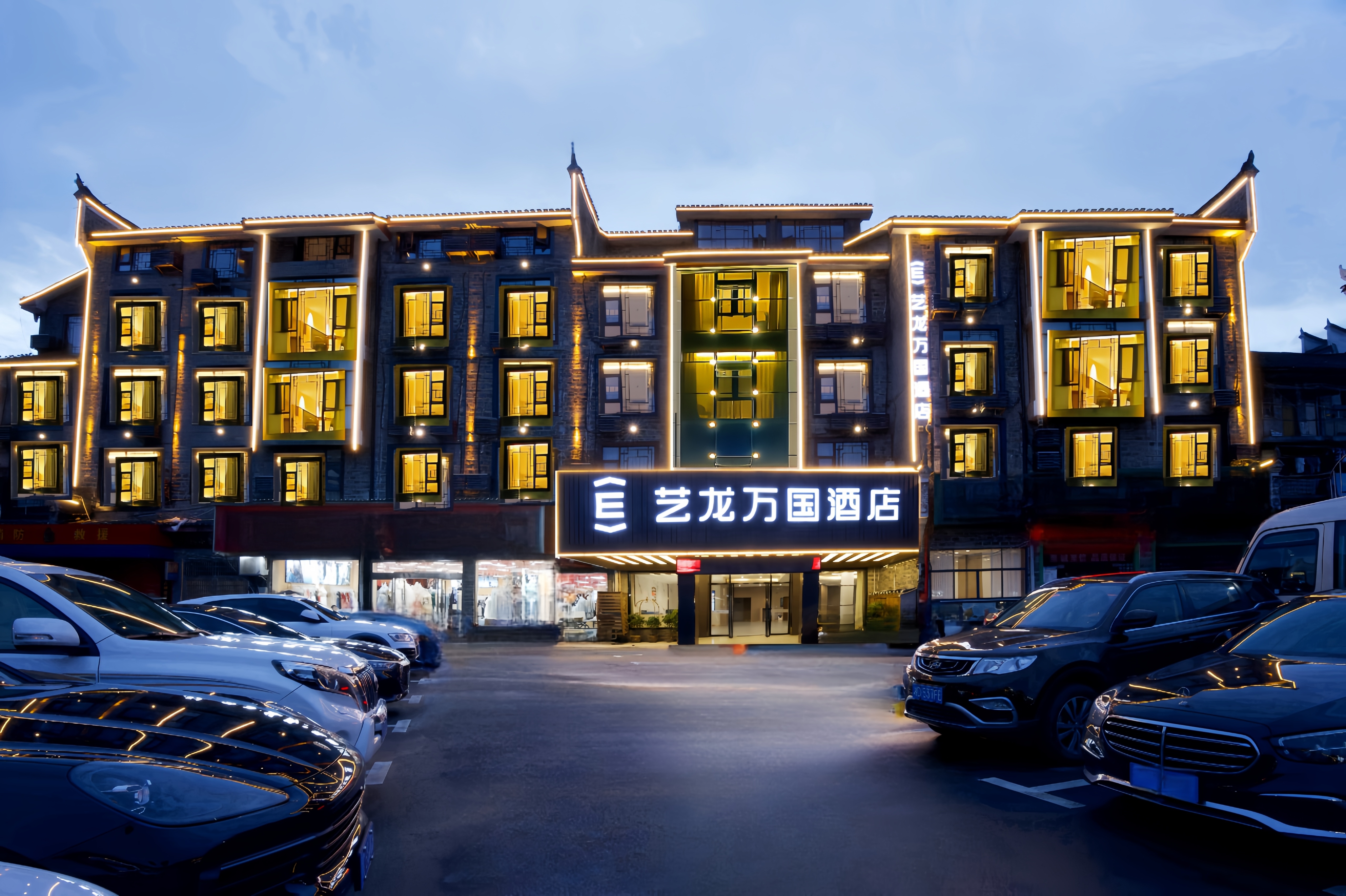 Tuke International Hotel (Fenghuang Ancient Town Tuojiang) 3*