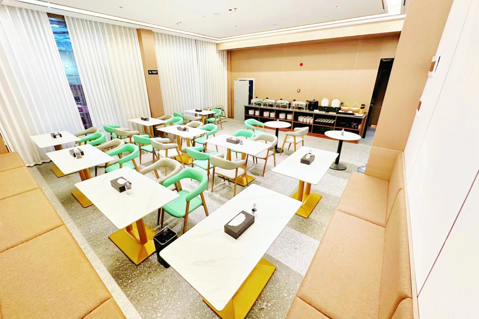 Tuke International Hotel (Fenghuang Ancient Town Tuojiang) 3*