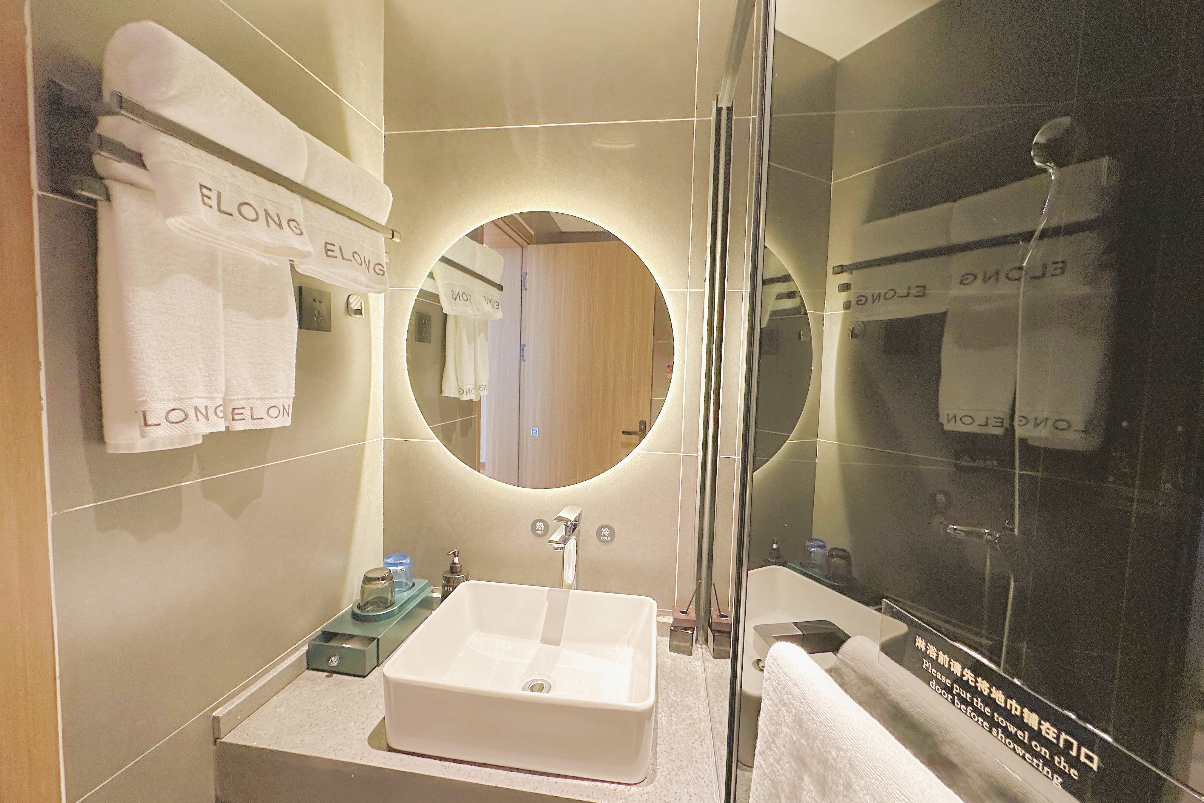 Tuke International Hotel (Fenghuang Ancient Town Tuojiang) 3*