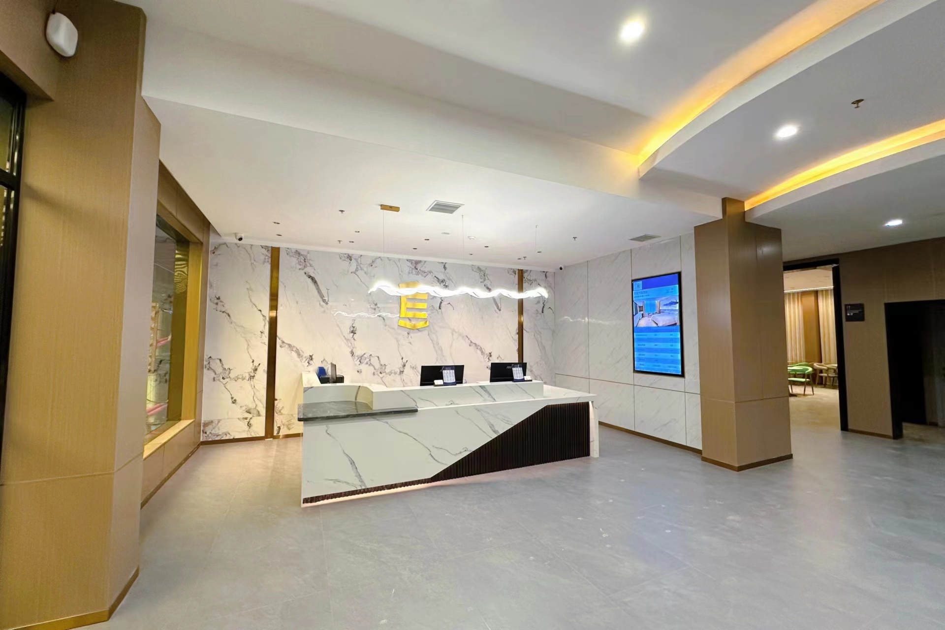 Tuke International Hotel (Fenghuang Ancient Town Tuojiang) 3*