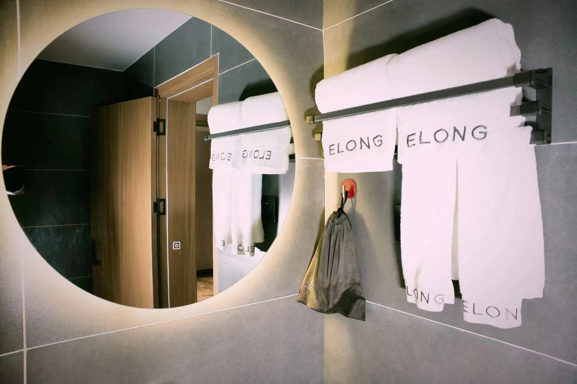 Tuke International Hotel (Fenghuang Ancient Town Tuojiang) 3*
