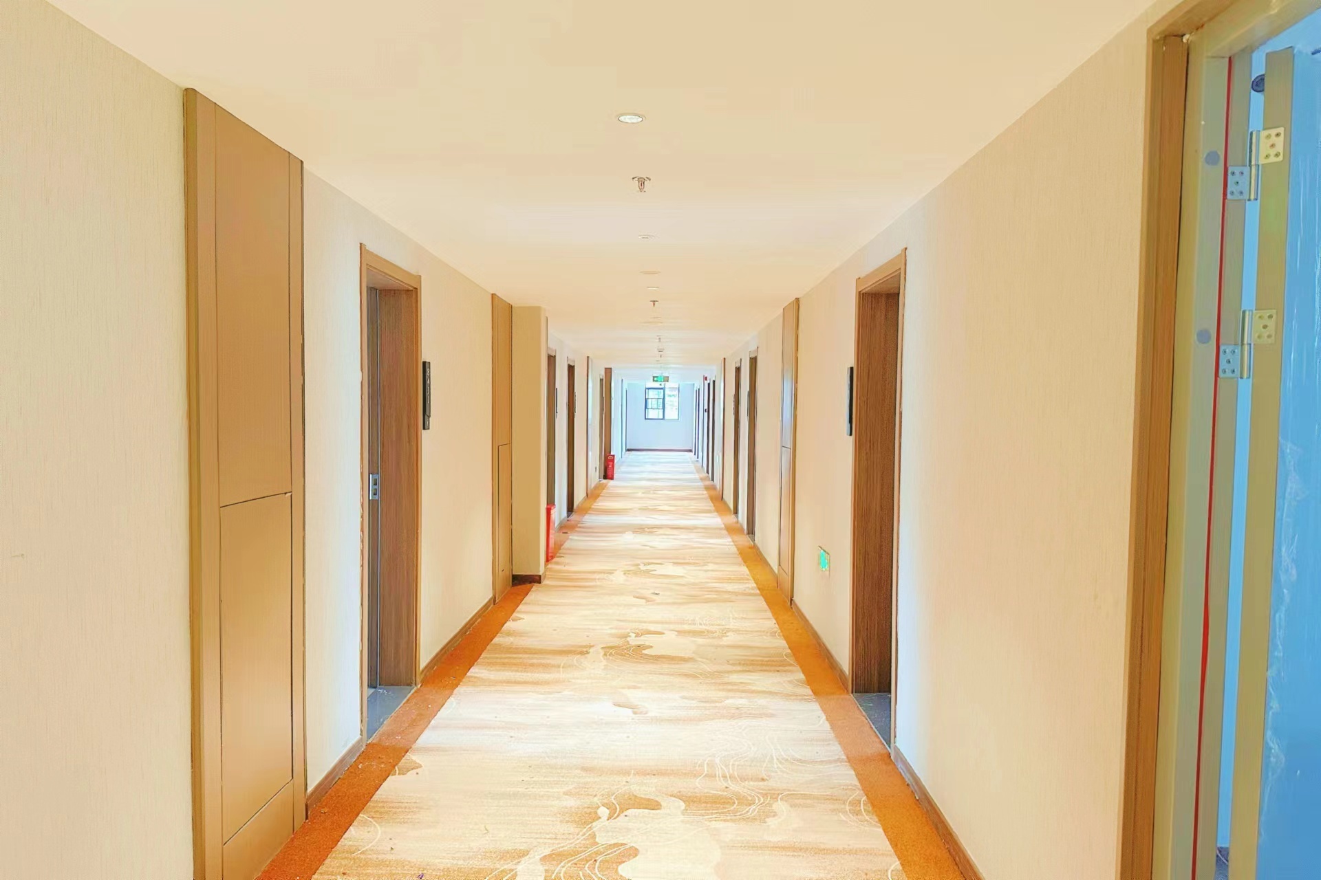 Tuke International Hotel (Fenghuang Ancient Town Tuojiang) 3*