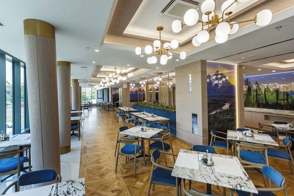 East Plaza Hotel 5*