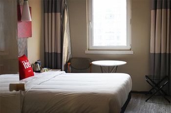 Ibis Hotel (Shanghai New International Expo Center FangDian Road Subway Station) 3*
