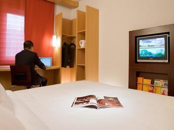 Ibis Hotel (Shanghai New International Expo Center FangDian Road Subway Station) 3*