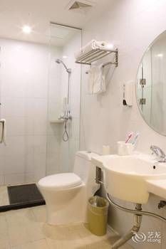 HanTing Hotel (Shenzhen Bao'an International Airport) 2*