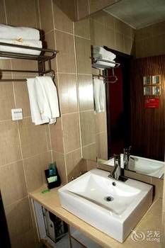 Junhui Hotel 2*