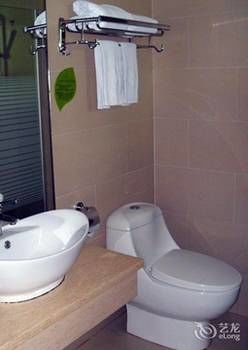 Junfu Hotel (Shiqiao Subway Huangbian Food Street Branch) 3*