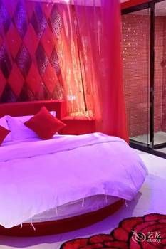 Junfu Hotel (Shiqiao Subway Huangbian Food Street Branch) 3*