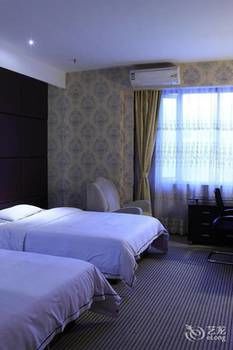Junfu Hotel (Shiqiao Subway Huangbian Food Street Branch) 3*