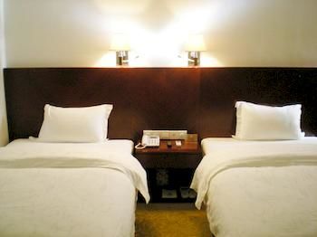 Xinhang Hotel (Zhuhai Jinwan Airport Science and Technology College) 3*