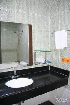 Boutique Holiday Hotel (Beihai Beibuwan Square) 3*