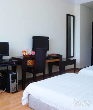 Boutique Holiday Hotel (Beihai Beibuwan Square) 3*