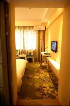 Jinyi Holiday Hotel (Guilin Railway Station South Zhongshan Road) 3*