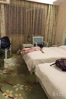 Jinyi Holiday Hotel (Guilin Railway Station South Zhongshan Road) 3*