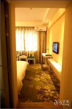Jinyi Holiday Hotel (Guilin Railway Station South Zhongshan Road) 3*