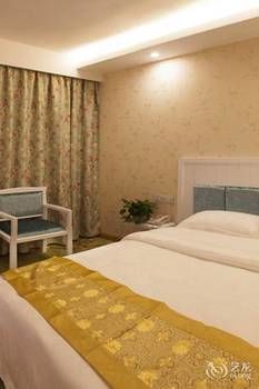 Jinyi Holiday Hotel (Guilin Railway Station South Zhongshan Road) 3*