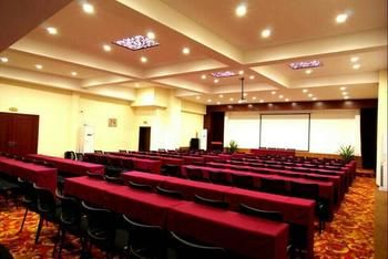 Jinyi Holiday Hotel (Guilin Railway Station South Zhongshan Road) 3*