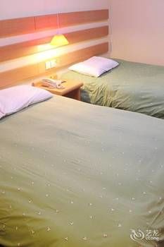 Homeinn · neo Hotel (Urumqi Autonomous Region Museum Military District General Hospital) 2*