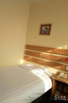 Homeinn · neo Hotel (Urumqi Autonomous Region Museum Military District General Hospital) 2*