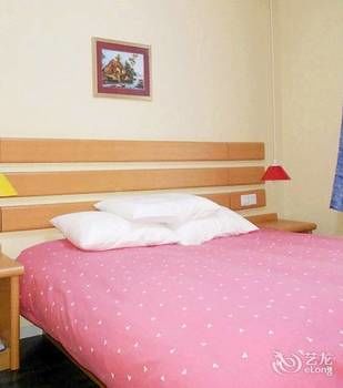 Homeinn · neo Hotel (Urumqi Autonomous Region Museum Military District General Hospital) 2*