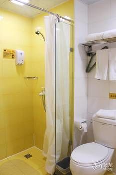 Homeinn · neo Hotel (Urumqi Autonomous Region Museum Military District General Hospital) 2*
