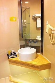Homeinn · neo Hotel (Urumqi Autonomous Region Museum Military District General Hospital) 2*