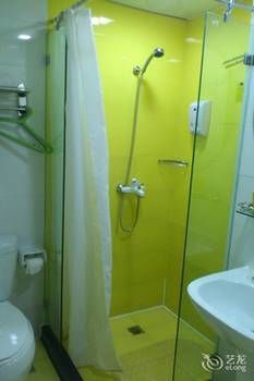Homeinn · neo Hotel (Urumqi Autonomous Region Museum Military District General Hospital) 2*