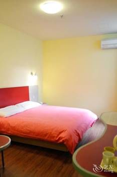 Homeinn · neo Hotel (Urumqi Autonomous Region Museum Military District General Hospital) 2*