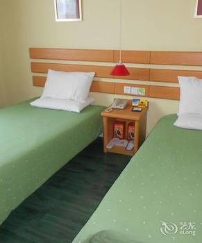 Homeinn · neo Hotel (Urumqi Autonomous Region Museum Military District General Hospital) 2*