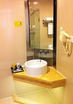 Homeinn · neo Hotel (Urumqi Autonomous Region Museum Military District General Hospital) 2*