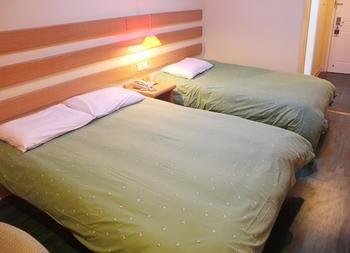 Homeinn · neo Hotel (Urumqi Autonomous Region Museum Military District General Hospital) 2*