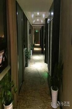 Zhangjiajie Fulante Tianmenjun Boutique Hotel (Hourong Food Street 72 Wonder Tower) 2*
