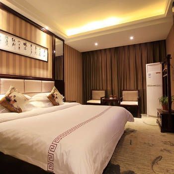 Zhangjiajie Fulante Tianmenjun Boutique Hotel (Hourong Food Street 72 Wonder Tower) 2*
