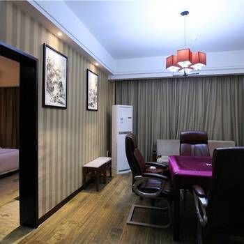 Zhangjiajie Fulante Tianmenjun Boutique Hotel (Hourong Food Street 72 Wonder Tower) 2*