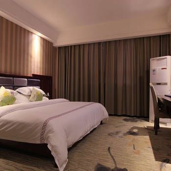 Zhangjiajie Fulante Tianmenjun Boutique Hotel (Hourong Food Street 72 Wonder Tower) 2*