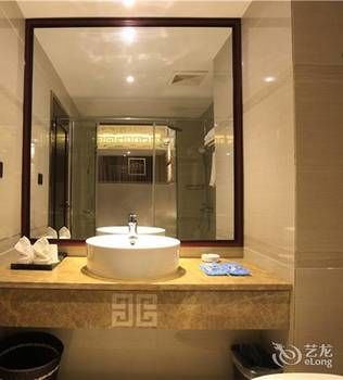 Zhangjiajie Fulante Tianmenjun Boutique Hotel (Hourong Food Street 72 Wonder Tower) 2*
